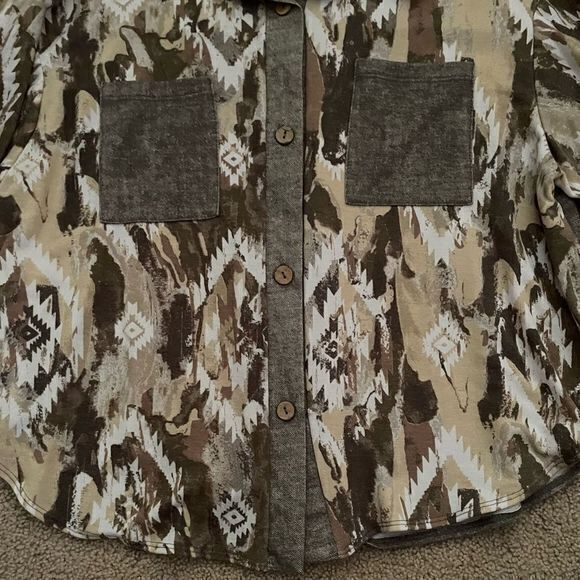 NWOT Women's Button Up Blouse Shirt Top Collared Pockets Camo Brown / Tan Small - Picture 4 of 5